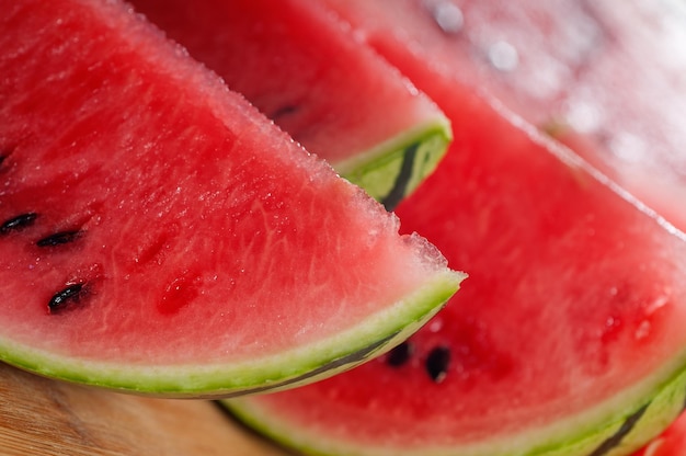 Close-up van gesneden watermeloenen op tafel