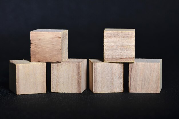Close-up van gestapelde houten blokken op een zwarte tafel