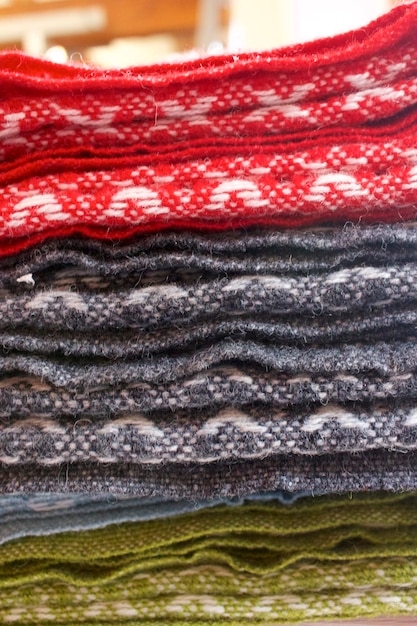 Foto close-up van gestapelde textiel voor de verkoop