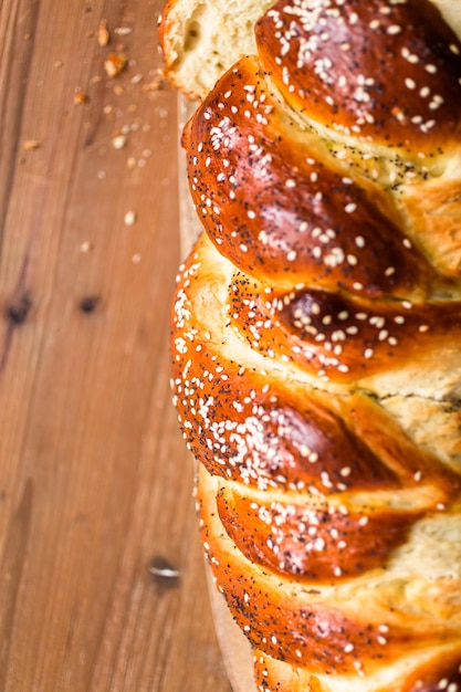 Close up van gevlochten challah brood met sesam en maanzaad.
