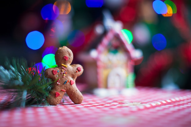 Close-up van gingerbread man, snoep gember huis en kerstboom lichten