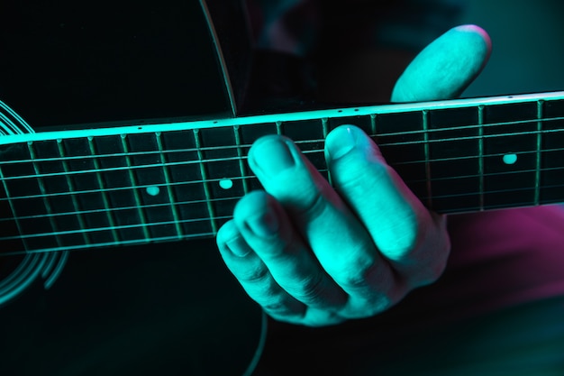 Close up van gitarist hand gitaar spelen, copyspace, macro shot