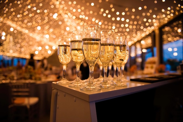 Close-up van glanzende glazen gevuld met koude champagne en geserveerd op restaurantreceptie tijdens huwelijksfeest Aperitief voor gasten op evenement