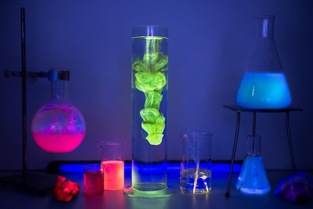 Close-up van glazen flessen op tafel in het laboratorium
