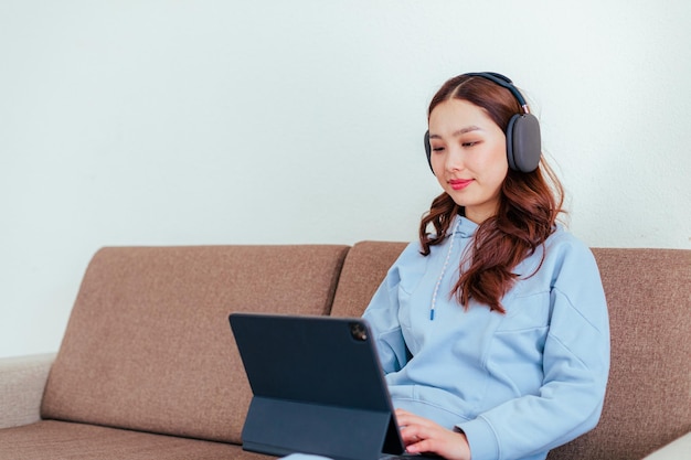 Close-up van glimlachende freelance Aziatische vrouw die thuis werkt