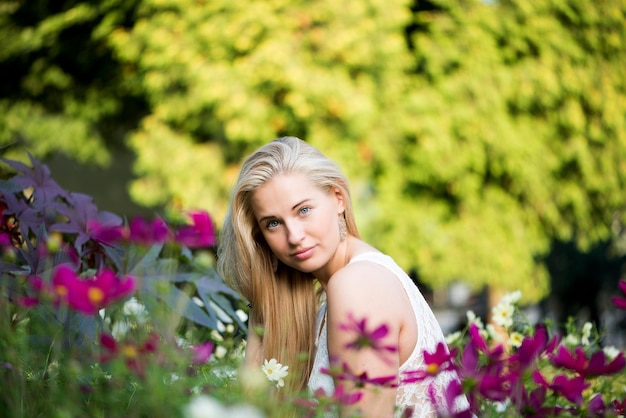 Close-up van glimlachende jonge vrouw met bloemen