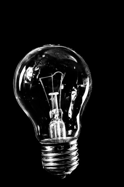 Close-up van gloeilamp tegen zwarte achtergrond