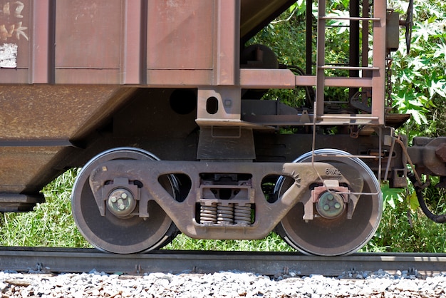 Close-up van goederentreinwielen