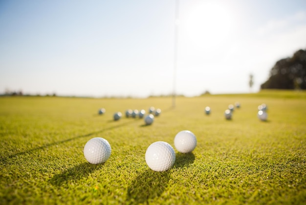 Close-up van golfballen op gras tegen de lucht