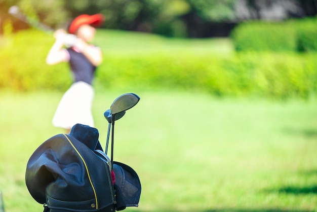 Foto close-up van golfclubs in een zak op de baan