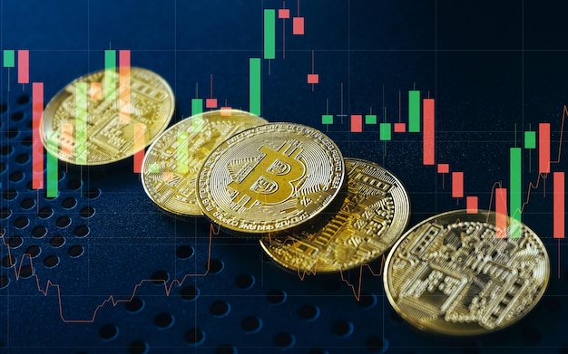 Close up van gouden bitcoin op zwarte achtergrond met Trading graph