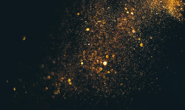 Close-up van gouden glitter tegen zwarte achtergrond