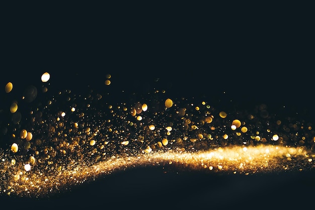 Close-up van gouden glitter tegen zwarte achtergrond