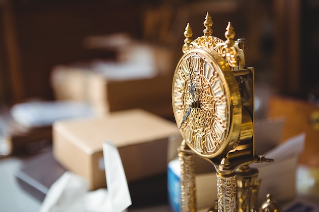 Close-up van gouden horloge op tafel