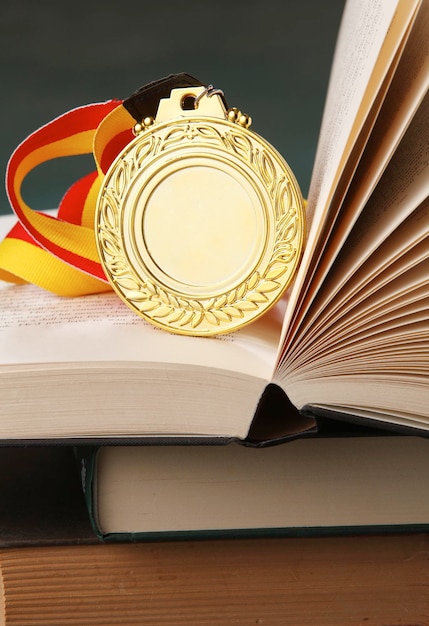 Foto close-up van gouden medaille op boeken