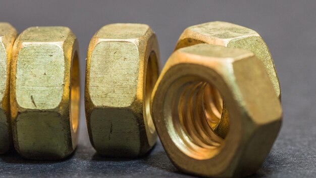 Foto close-up van gouden noten op tafel