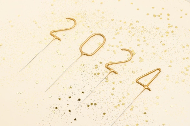 Close-up van gouden sparklers in de vorm van cijfers 2024 en sprankelende sterren