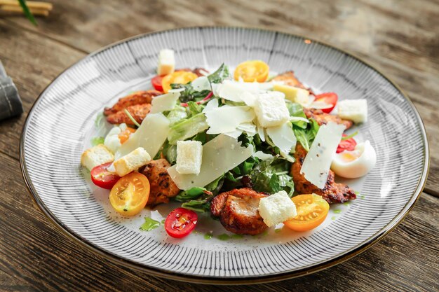 Close-up van gourmet kip salade met parmesan