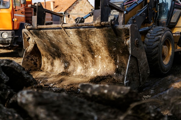 Close up van graafmachine asfalt graven op de bouwplaats