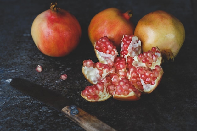 Foto close-up van granaatappels op tafel