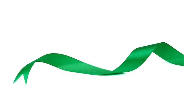 Foto close-up van groen zijden lint tegen een witte achtergrond