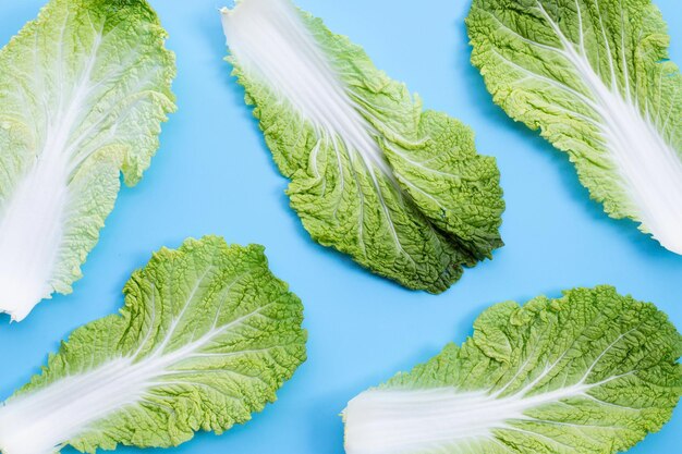 Foto close-up van groene bladeren tegen een witte achtergrond