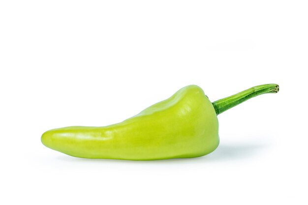 Close-up van groene chili peper tegen een witte achtergrond
