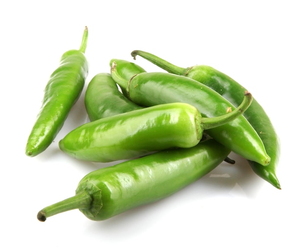 Close-up van groene chili peper tegen een witte achtergrond