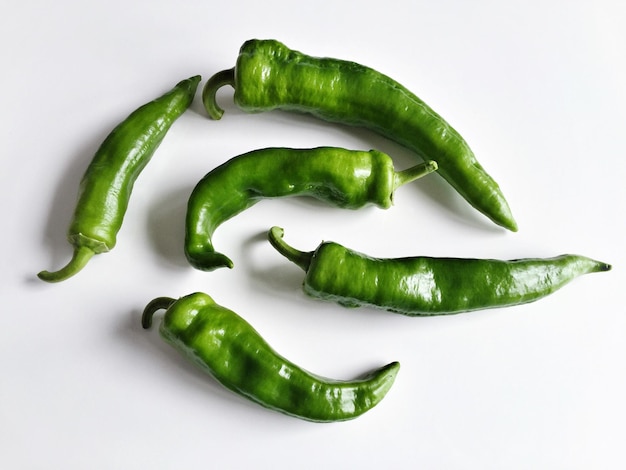 Close-up van groene chili pepers op tafel