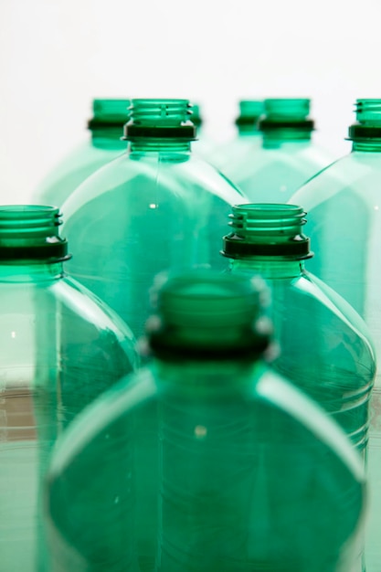 Close up van groene plastic waterflessen huishoudelijke recycling
