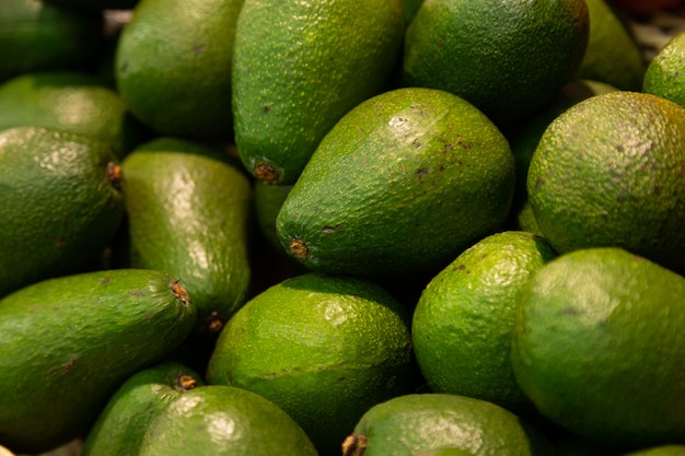 Close-up van groene rijpe avocado exotische vruchten