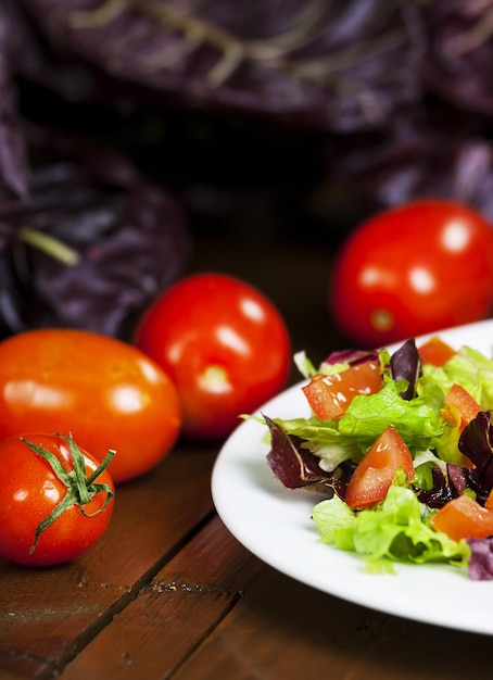 Close-up van groene salade met tomaten