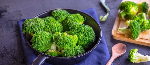 Close-up van groene verse groentebroccoli Verse groene broccoli op een pan Broccoligroente