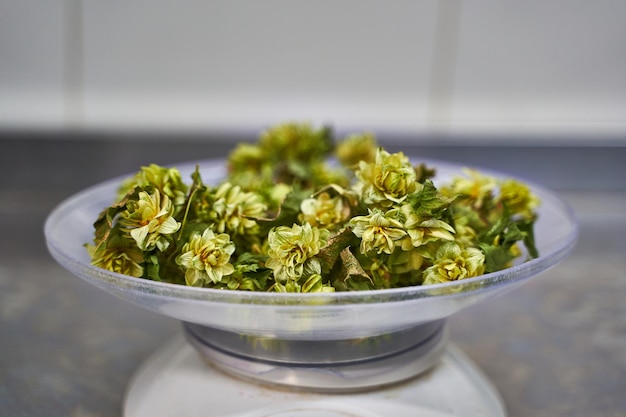 Foto close-up van groenten in een schaal op tafel