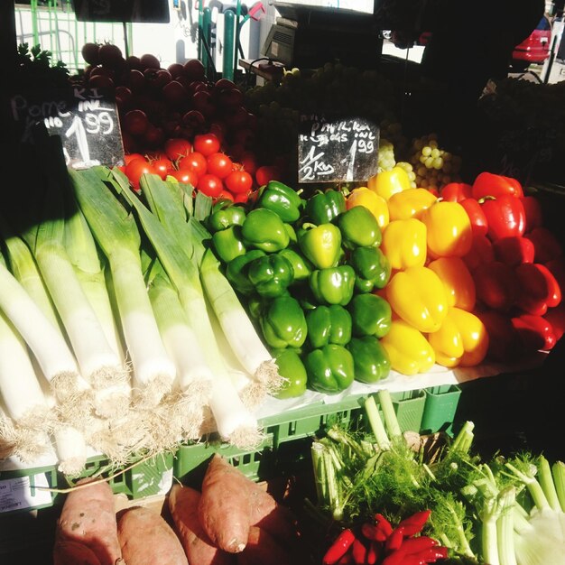 Foto close-up van groenten voor verkoop op de markt