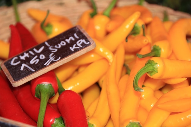 Foto close-up van groenten voor verkoop op de marktstand