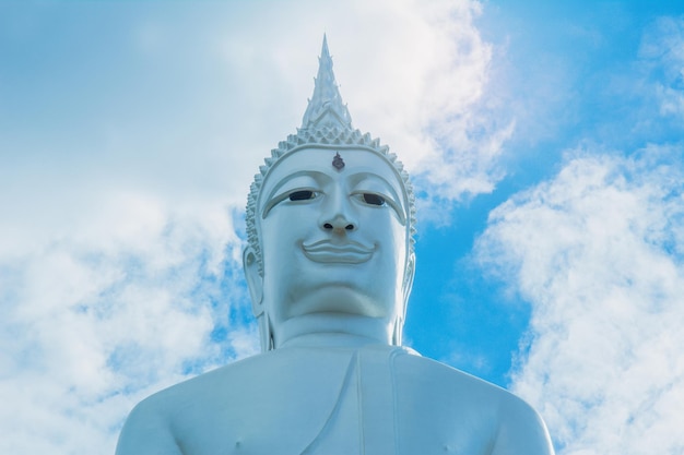 Foto close up van grote witte boeddha wat phu manorom mukdahan thailand.