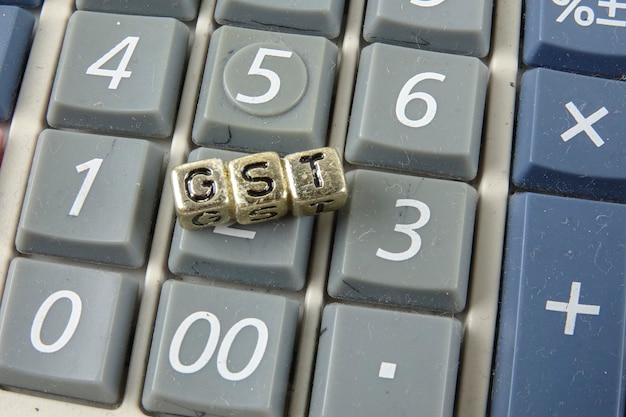 Close-up van gst letterblokken op de rekenmachine