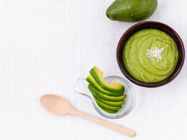 Foto close-up van guacamole en avocado op tafel