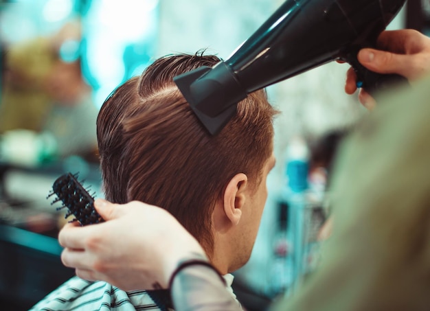 Close-up van haarstyling bij de kapper. Zachte focus.