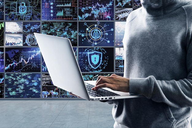 Close-up van hacker handen met behulp van laptop in creatieve donkere scherm kamer met reflecties op de vloer Informatie lek nieuws en beveiliging concept