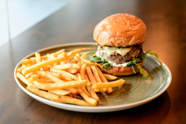 Close-up van hamburger en friet op tafel