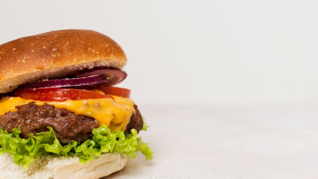 Foto close-up van hamburger met witte achtergrond
