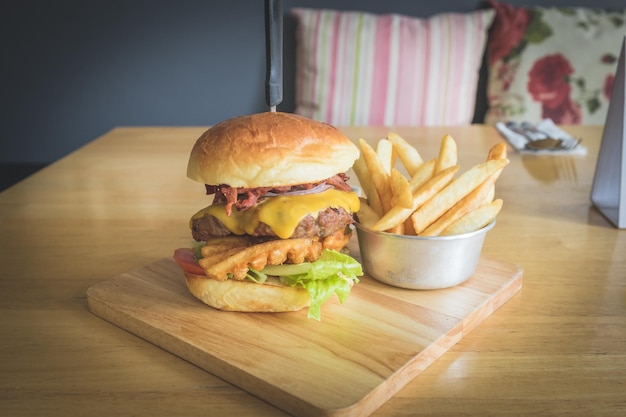 Close-up van hamburgers en friet op een houten bord