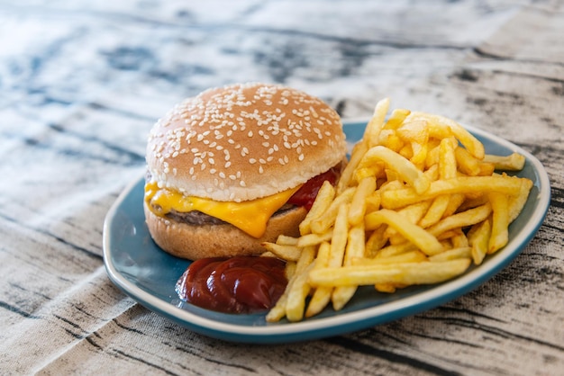 Close-up van hamburgers en frietjes op een bord op tafel