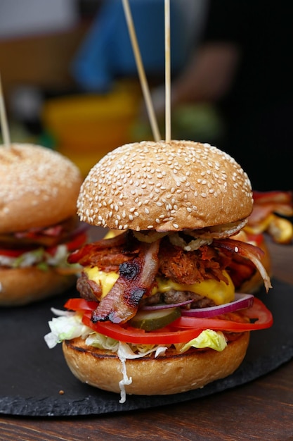 Close-up van hamburgers op tafel