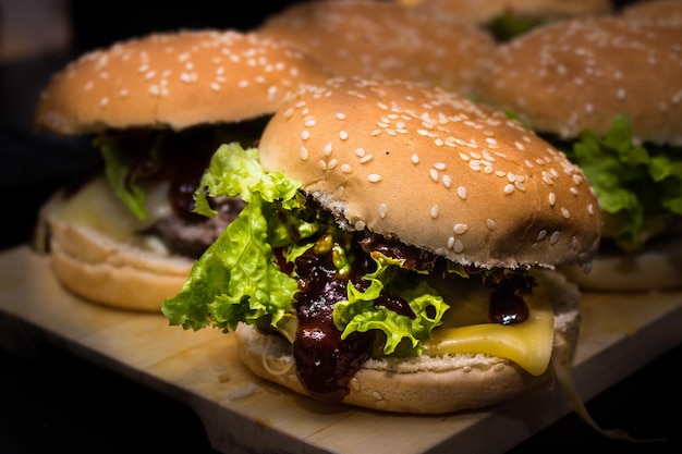 Close-up van hamburgers op tafel