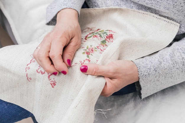 Foto close-up van hand het dwarsstikken van de vrouw