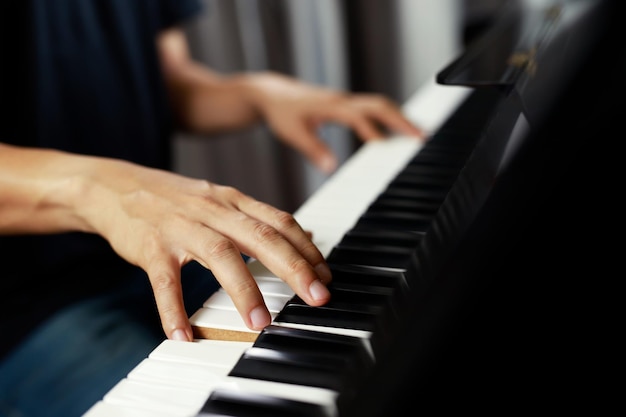 Close up van hand mensen man muzikant piano toetsenbord spelen met selectieve focus toetsen kunnen worden gebruikt als achtergrond x9