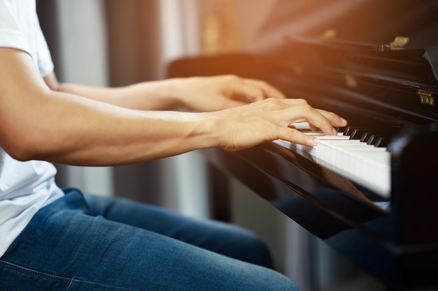 Close up van hand mensen man muzikant piano toetsenbord spelen met selectieve focus toetsen kunnen worden gebruikt als achtergrond